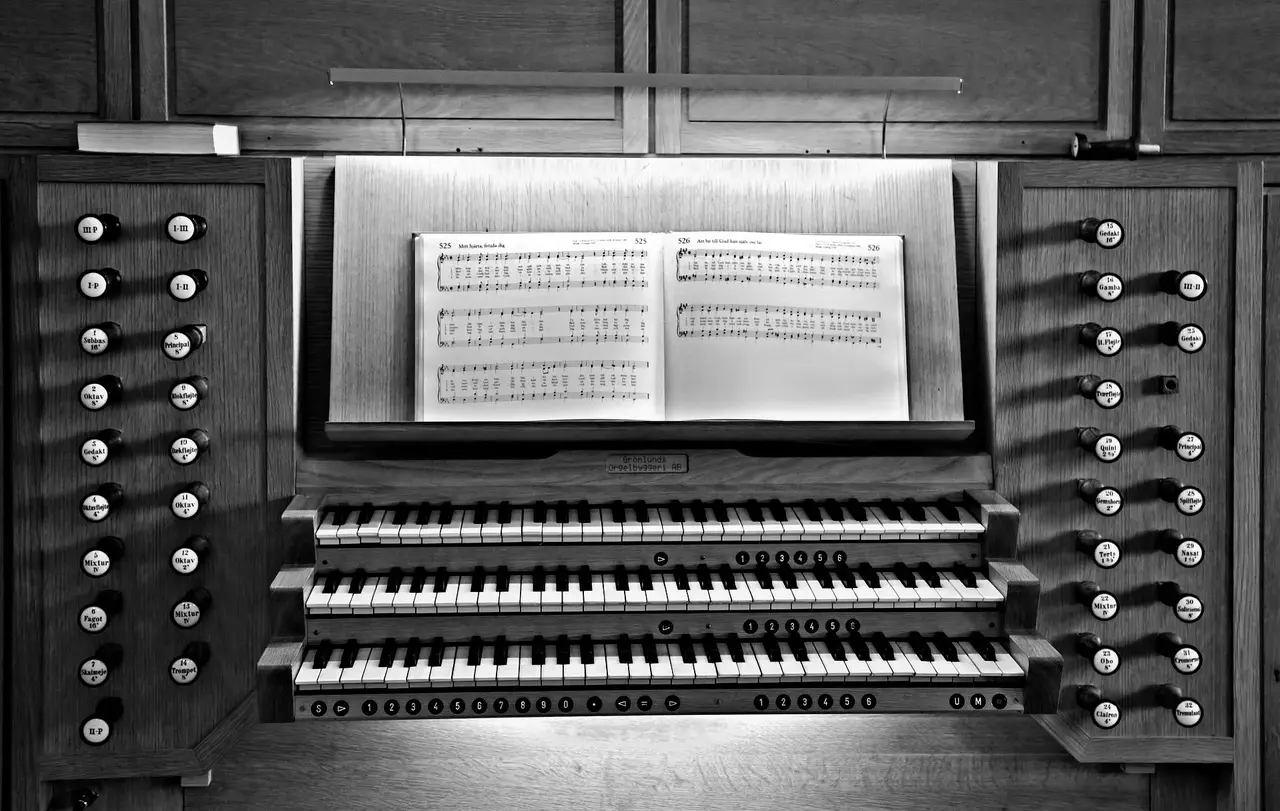 Gegen die Absetzung von „SWR2 Geistliche Musik“ unterzeichneten viele Unterstützer einen Offenen Brief an den SWR-Intendanten Kai Gniffke.