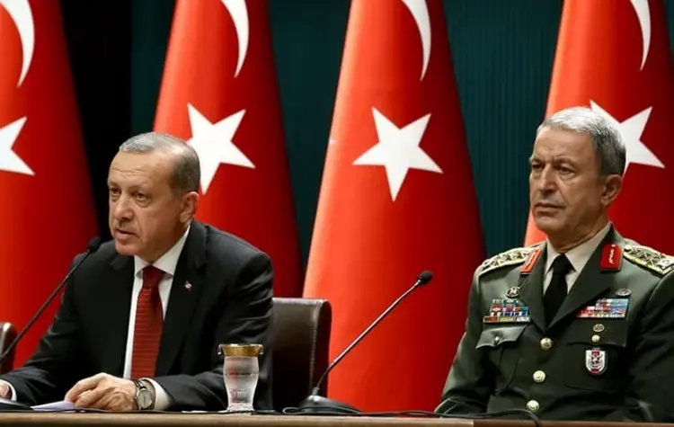 Der türkische Staatschef Recep Tayyip Erdogan (l.) und Generalstabschef Hulusi Akar nach dem gescheiterten Putsch im Sommer 2016.