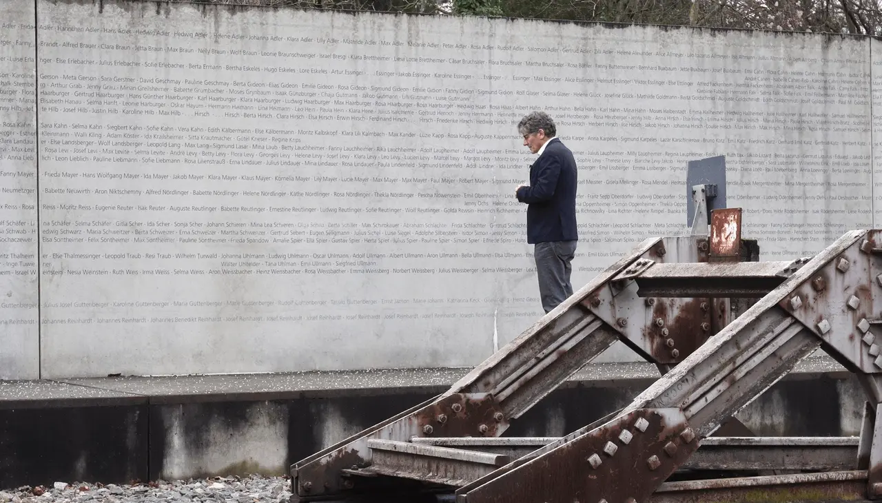 Landesbischof Gohl am Holocaust-Mahnmal am Stuttgarter Nordbahnhof.