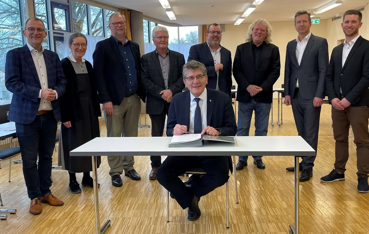 V.l.n.r.: Steffen Kern (Evangelischer Gnadauer Gemeinschaftsverband e. V.), Regine Mohr (Aidlinger Diakonissen), Gottfried Holland (Gnadauer Brasilien-Mission e.V.), Gabriel Weidelich (Pregizer Gemeinschaft), Landesbischof Ernst-Wilhelm Gohl (vorne), Matthias Hanßmann (Die Apis), Ralf Dörr (Ev. Missionsschule Unterweissach), Dr. Johannes Reinmüller (Süddeutscher Gemeinschaftsverband), Markus Deuschle (Deutscher EC-Verband)