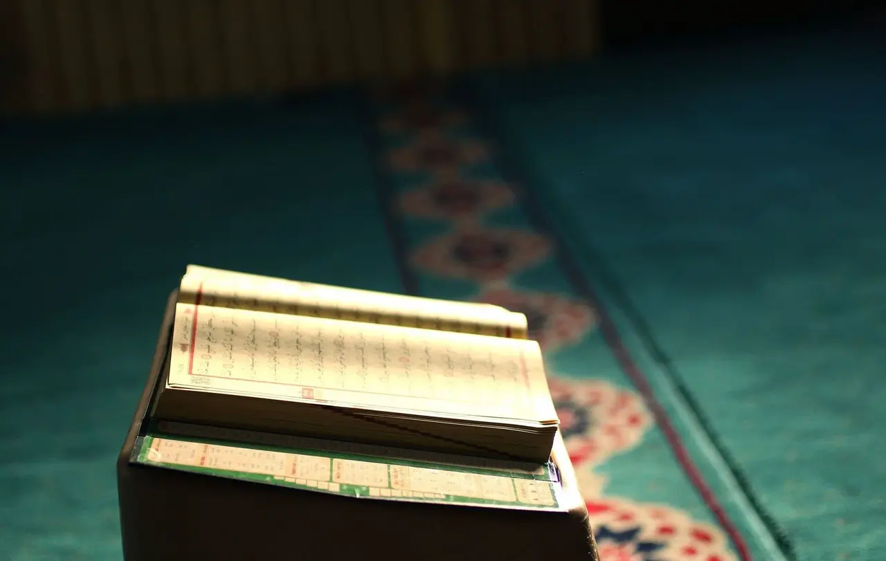 Passionszeit und Ramadan überschneiden sich in Teilen. Das Osterfest fällt mitten in den Ramadan. Landesbischof July schreibt in seinem Brief: „Lassen Sie uns das als Gelegenheit nutzen, die gemeinsamen Anliegen in dieser besonderen Zeit in unseren Herzen und in unseren Gebeten zu bewegen.“