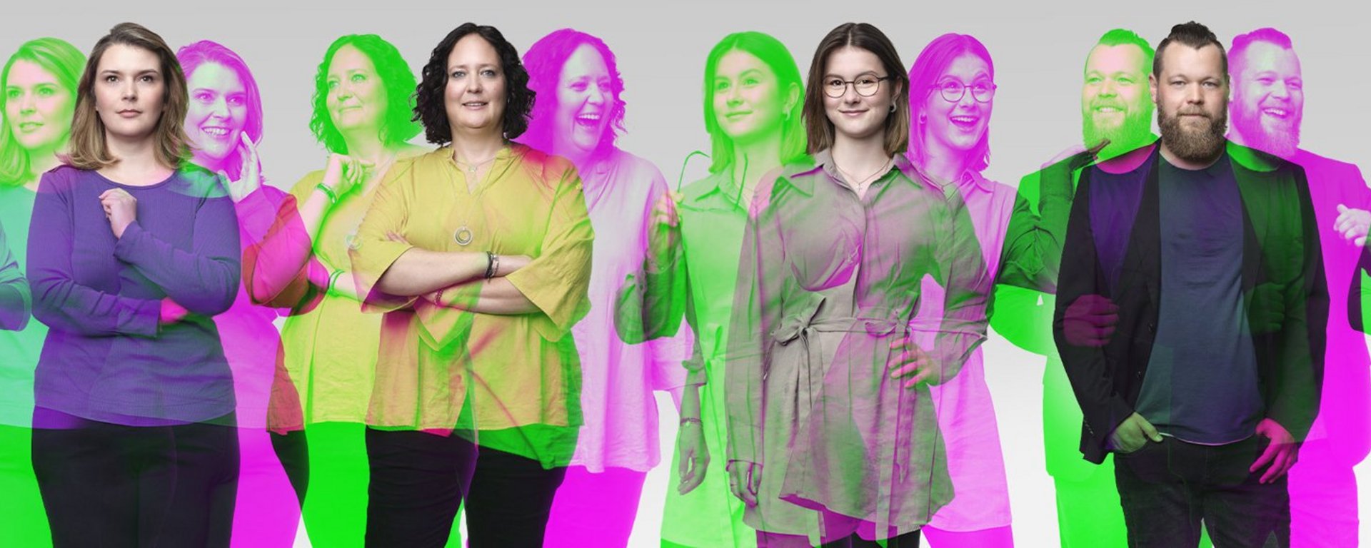 Vier Menschen vor einem grauen Hintergrund