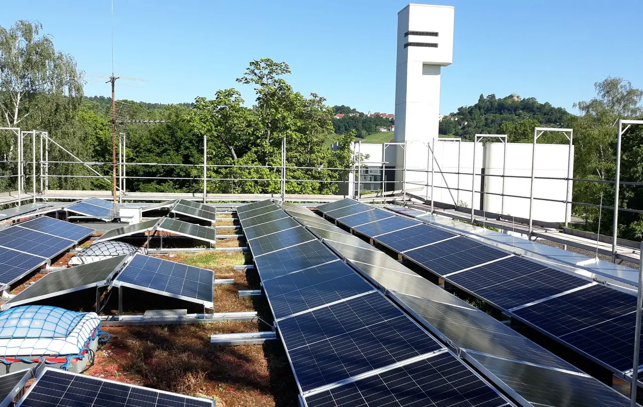 Eine Fotovoltaikanlage auf dem Dach der Gartenstadtkirchengemeinde Untertürkheim.