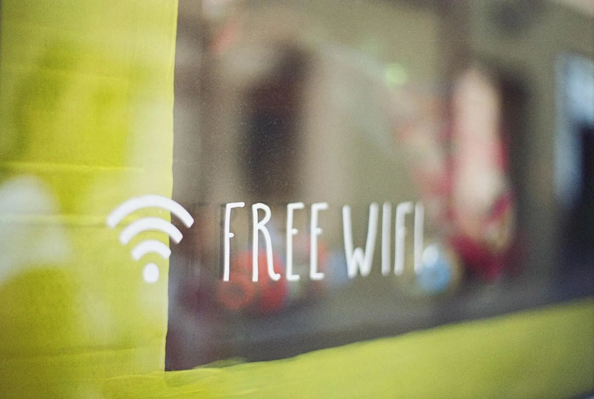 Schriftzug "free Wifi" auf Schaufensterscheibe