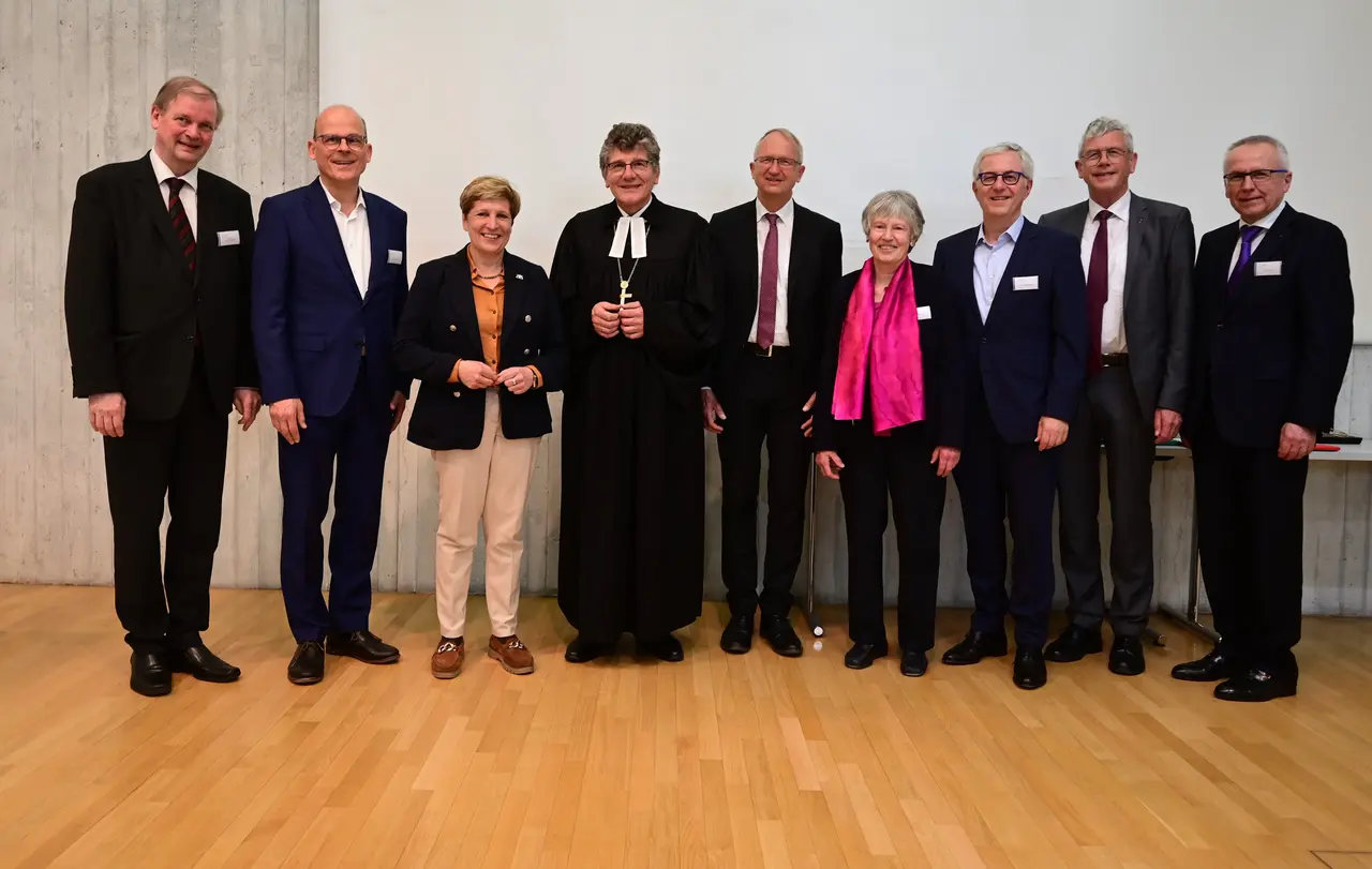 V.l. Prof. Dr. Jürgen Kampmann, Mitglied der Landessynode, Evangelisch-Theologische Fakultät der Eberhard Karls Universität Tübingen; Dr. Hariolf Teufel, Vorstandsvorsitzender der Kreissparkasse Göppingen; Nicole Razavi, Ministerin für Landesentwicklung und Wohnen des Landes Baden-Württemberg; Landesbischof Ernst-Wilhelm Gohl; Akademiedirektor Prof. Dr. Jörg Hübner; Prof. Dr. Angelika Zahrnt, Ehrenvorsitzende des BUND; Dr. Rolf Bulander, Vorsitzenden Akademiekuratorium; Oberkirchenrat Prof. Dr. Ulrich Heckel, Leiter des theologischen Dezernats der württ. Landeskirche; Dr. Udo Hahn, Direktor der Evangelische Akademie Tutzing
