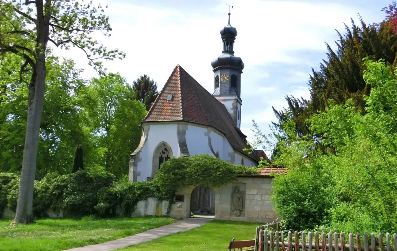 Im ehemaligen Kloster Adelberg – hier die Ulrichskapelle – gibt ein Kräutergarten Einblicke in die Vielfalt der Heilpflanzen.
