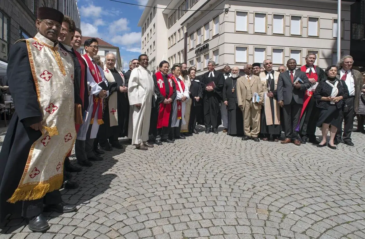 Viele Gemeinden verschiedener Sprache und Herkunft feiern den Geburtstag der Kirche Jesu Christi.